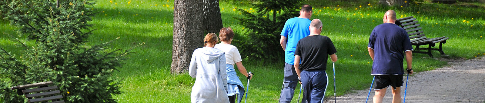 Promeneurs sur un des chemins de Saint-Jacques-de-Compostelle qui passe au centre-ville de Gif.