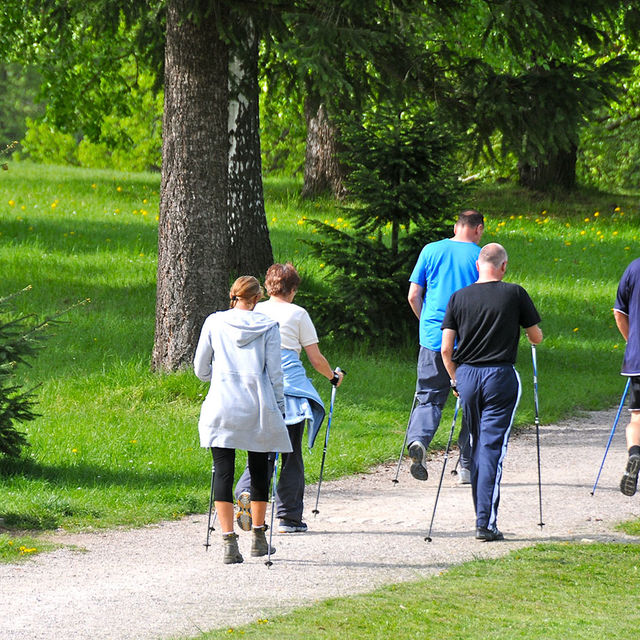 Promeneurs sur un des chemins de Saint-Jacques-de-Compostelle qui passe au centre-ville de Gif.