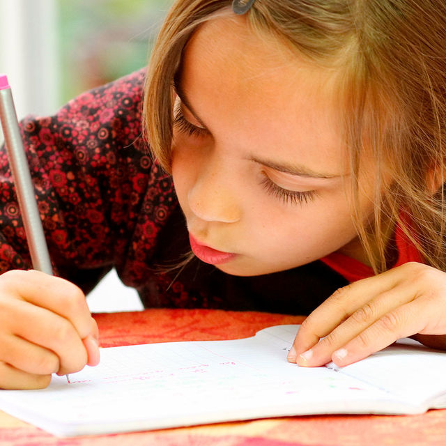 Jeune écolière faisant ses devoirs.