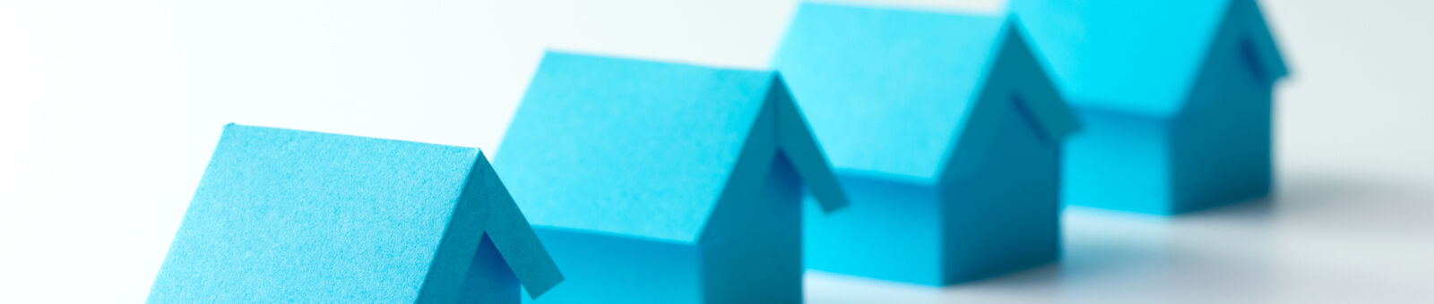 4 maisons de papier bleues alignées