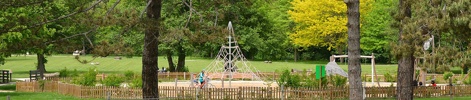 Parc et aire de jeux de Jaumeron dans le quartier de Courcelle, à Gif-sur-Yvette.