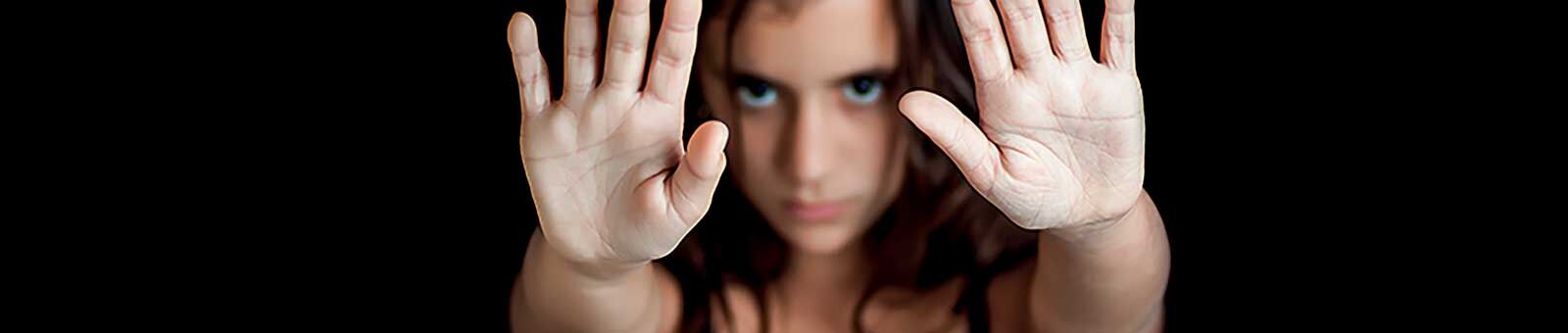 Jeune fille qui met ses mains en avant pour se protéger