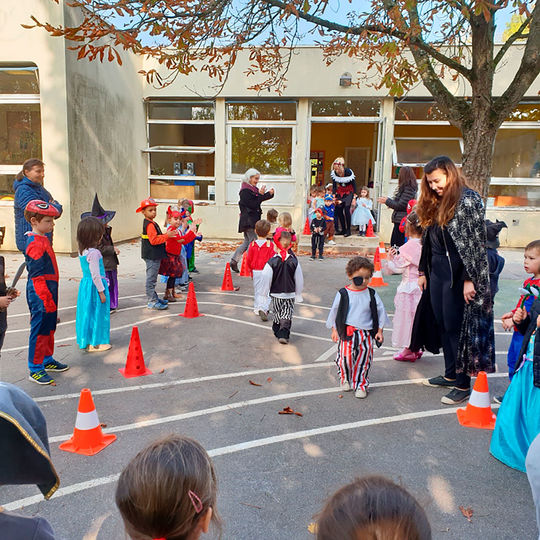 Maternelle - défilé déguisé.