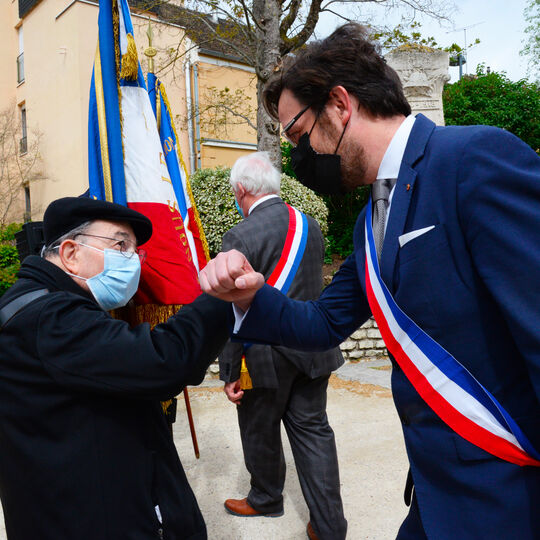 M. Robert Benoit, de l'association des anciens combattants et Yann Cauchetier, maire-adjoint