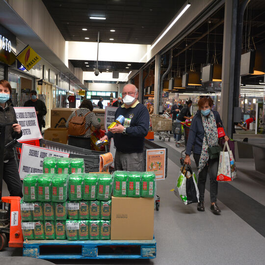Collecte de produits par le Lions Club, SoNo et les élus pour les étudiants au centre commercial du Val de Courcelle