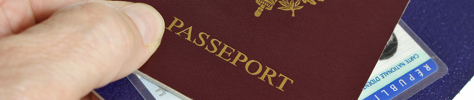 Passeport et carte d'identité nationale.