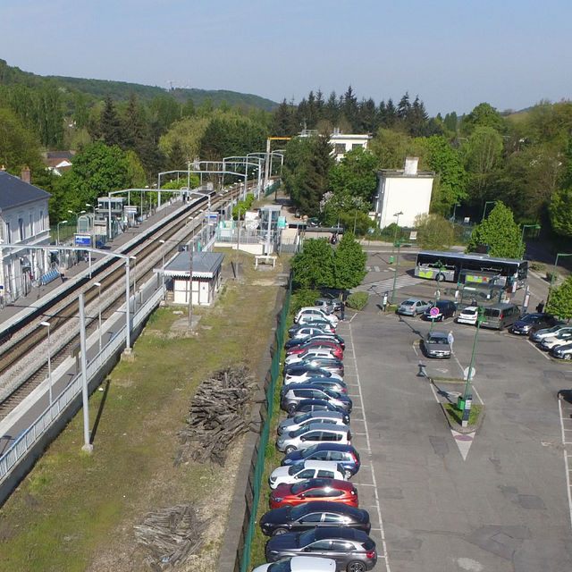 Parking de la gare du RER B Gif-sur-Yvette.