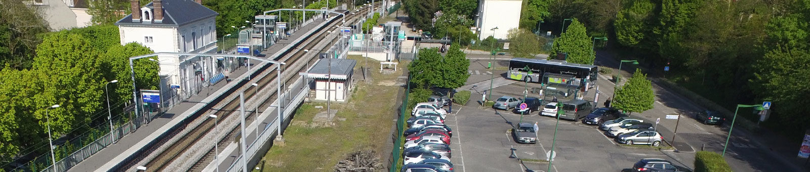 Parking de la gare du RER B Gif-sur-Yvette.