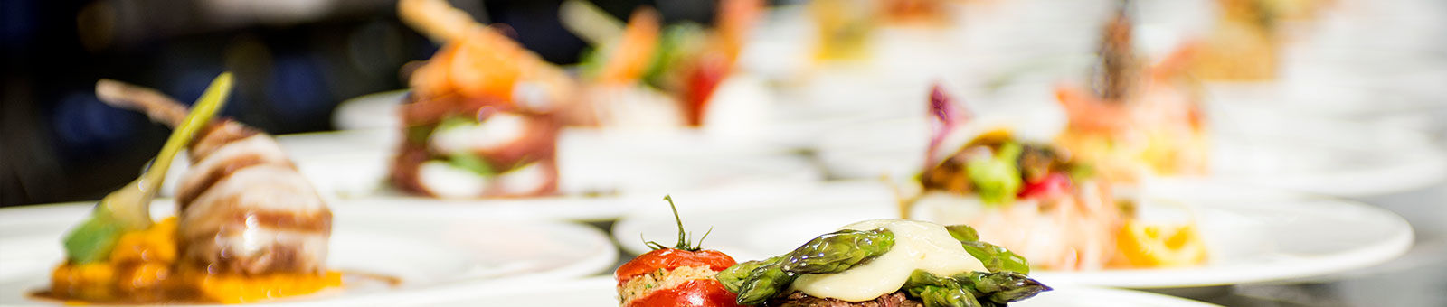 Assiettes au restaurant.