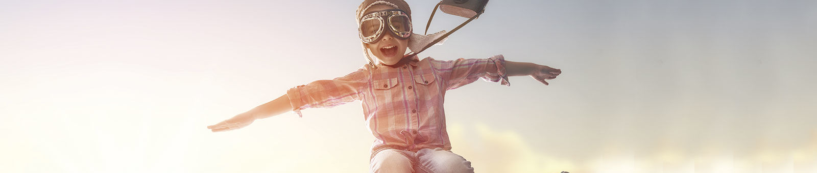 Enfant dans les airs sur une valise.