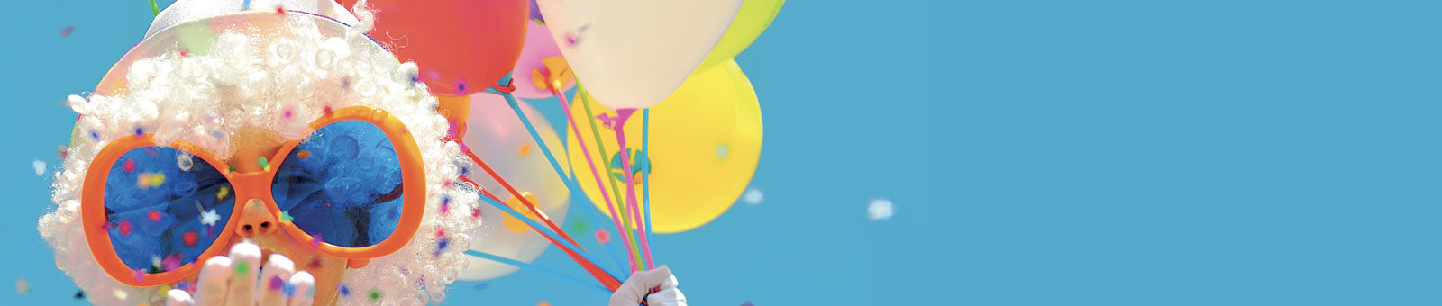 Enfant déguisé en clown avec des ballons