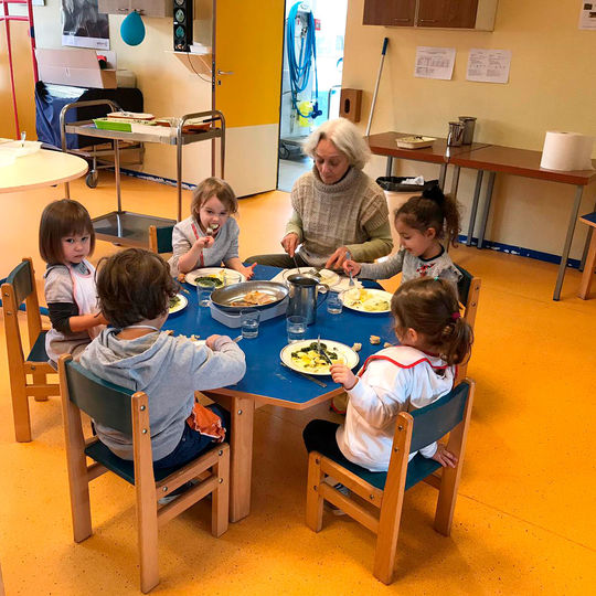 Maternelle - un repas en maternelle.