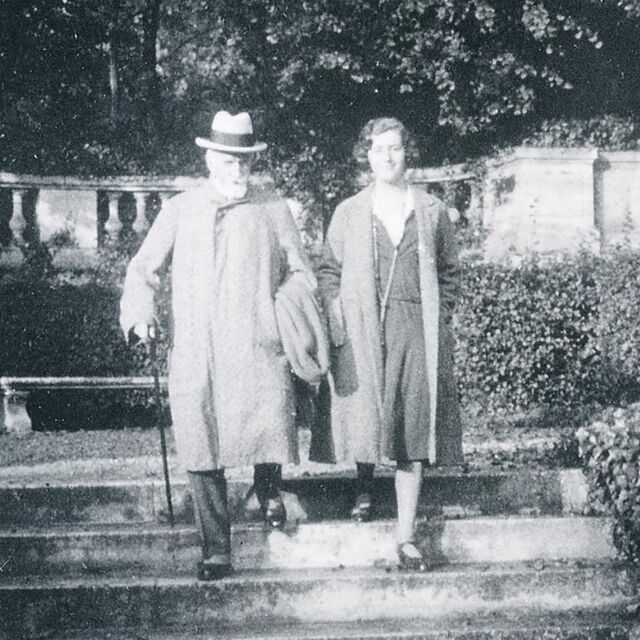 Édouard Noetzlin, père de Jacques, et Henriette Noetzlin, épouse de Jacques, dans le parc du château, sd