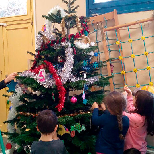 Maternelle - décoration du sapin.