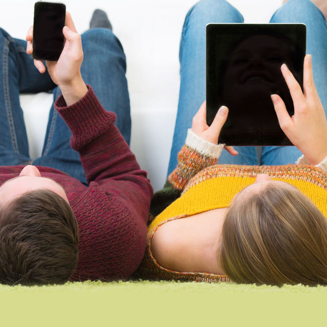 Couple avec smartphone et tablette.