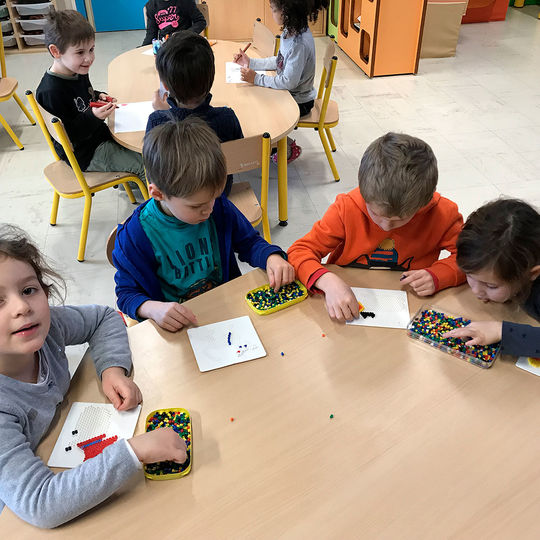 Ecole maternelle - création en perles.