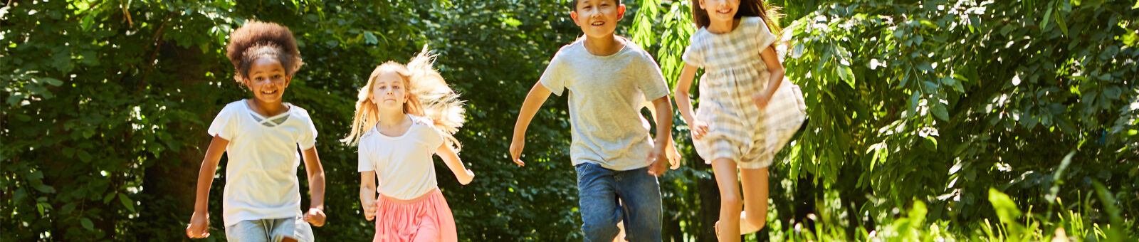 groupe d'enfants qui courent sur un chemin