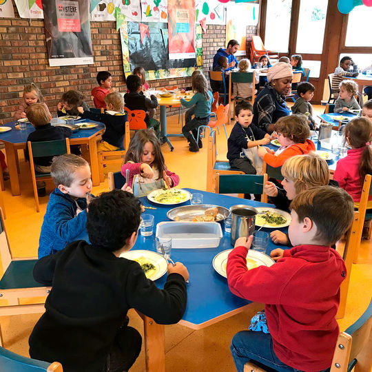 Maternelle - un repas en maternelle.