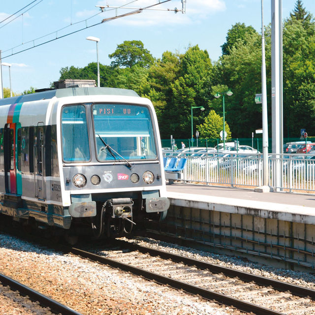 Le RER B entre en gare de Gif-sur-Yvette.