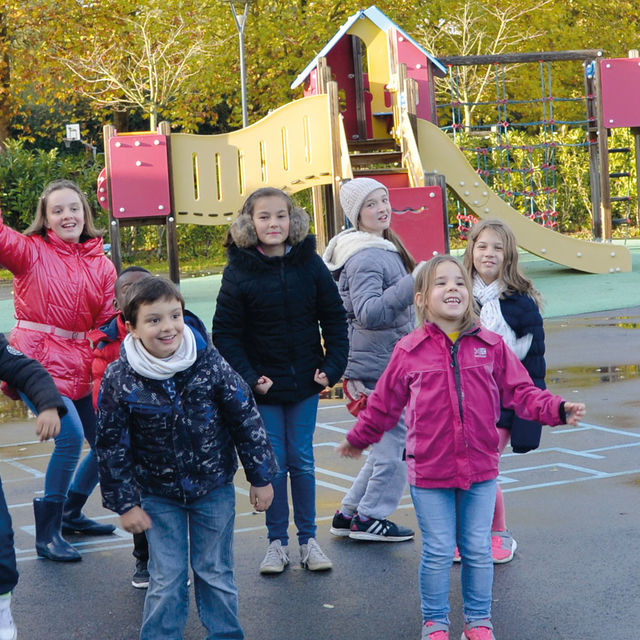 Enfants dans la cour de l'accueil de loisirs la Maison du Petit Pont.