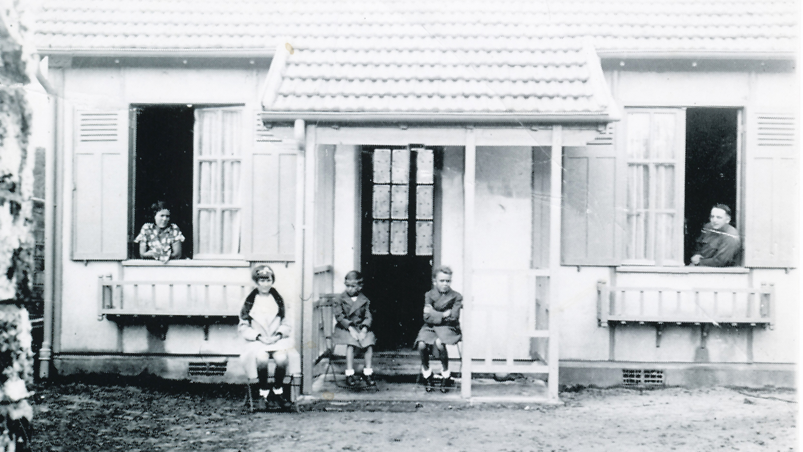 Construction dans la prairie de Courcelle, plus élaborée, en bois recouvert d'enduit, avec un toit en tuile, années 1930.