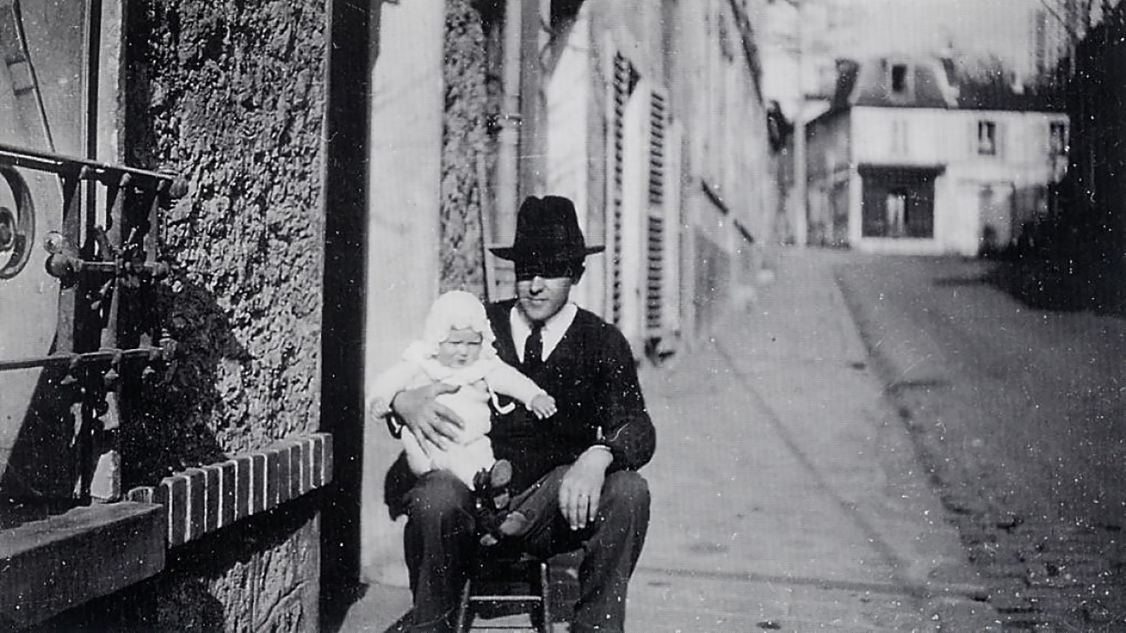 Henri Amodru et sa fille à Gif dans la Grande Rue (Rue Amodru) en 1932 