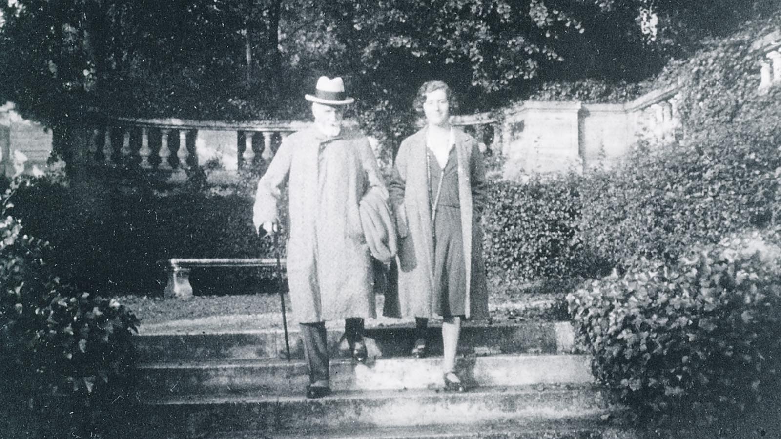 Édouard Noetzlin, père de Jacques, et Henriette Noetzlin, épouse de Jacques, dans le parc du château, sd