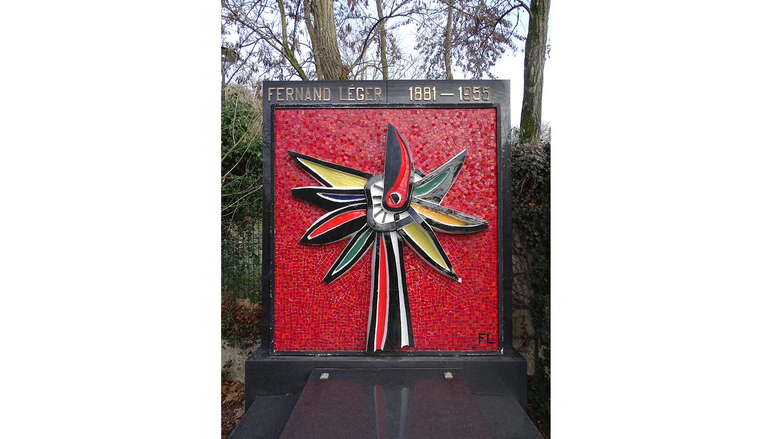"La Fleur qui marche" orne la pierre tombale de Fernand Léger, au cimetière des Rougemonts.