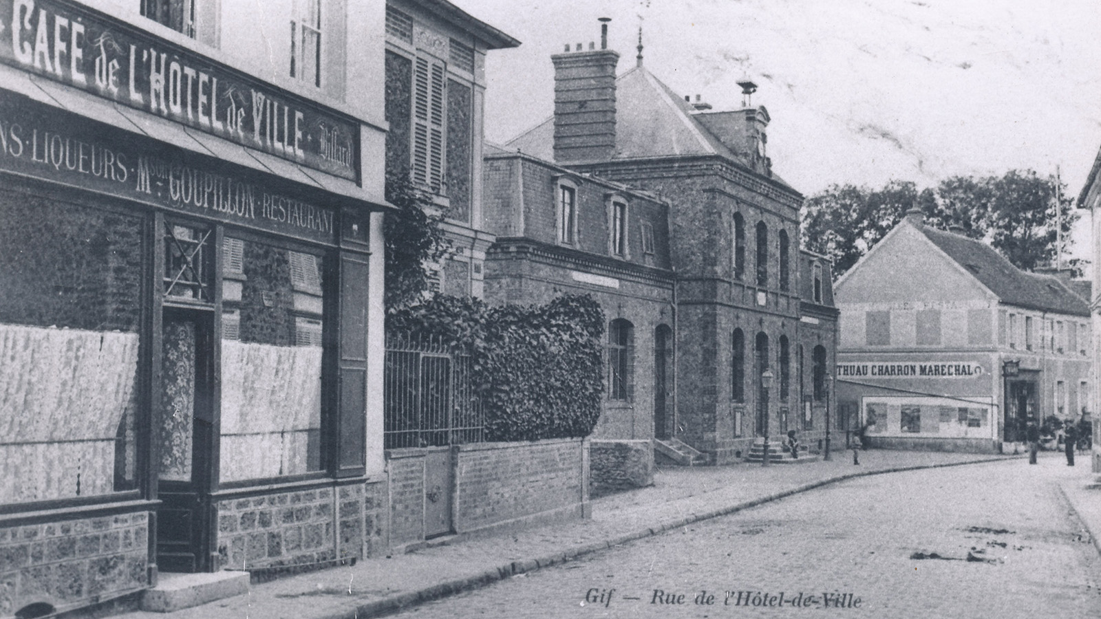 La Grande Rue et la mairie-école au début du XXe siècle