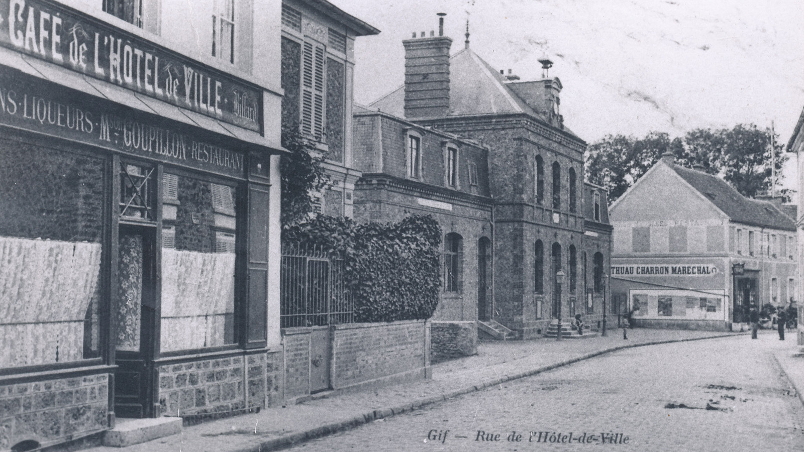 La Grande Rue et la mairie-école au début du XXe siècle La Grande Rue et la mairie-école au début du XXe siècle
