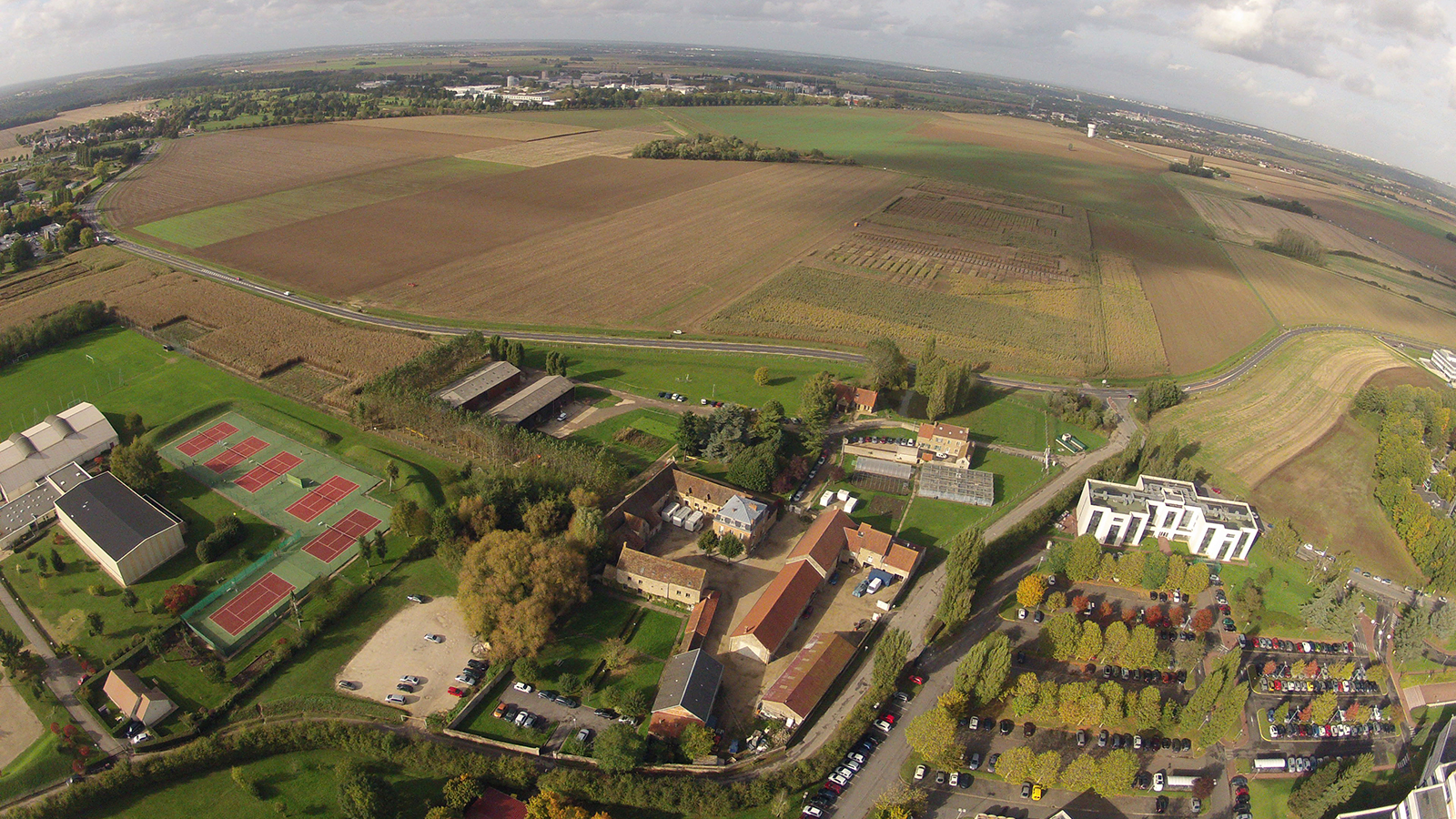 Au premier plan, le cœur historique de Moulon : la ferme (vue aérienne, 2011)