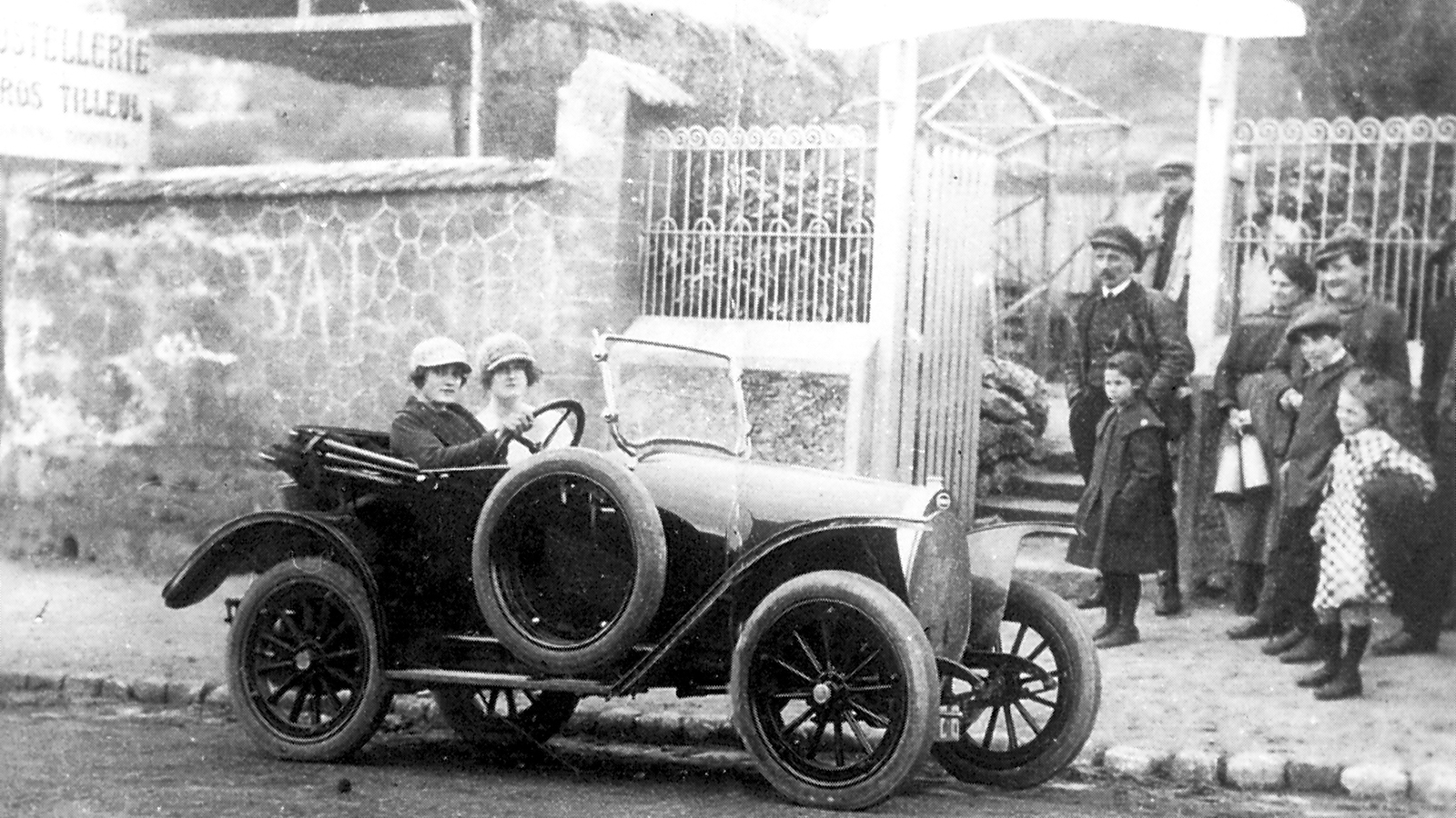 Devant l'auberge du Gros Tilleul, 1925