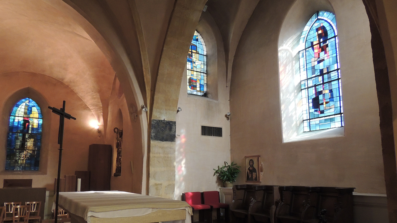 Dans le Chœur : stalles du XVe siècle originaires de l'abbaye Notre-Dame du Val de Gif, vitraux dessinés par l'artiste britannique Gerda Sutton (1965-1967)